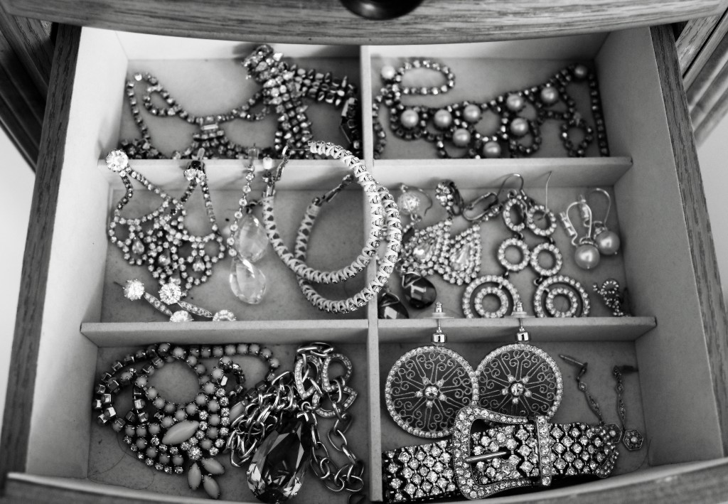 jewels_black_white_otonish